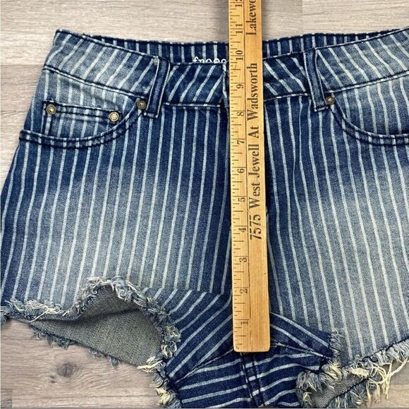 Freestyle Revolution Pinstriped Raw Hem High Rise Jean Shorts Juniors 7 - Picture 9 of 10